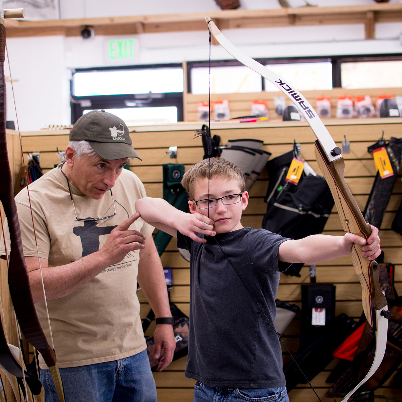 tom-teaching-child.jpg__PID:80064307-fe74-42b3-a7c8-6c6ac6f6a4a5